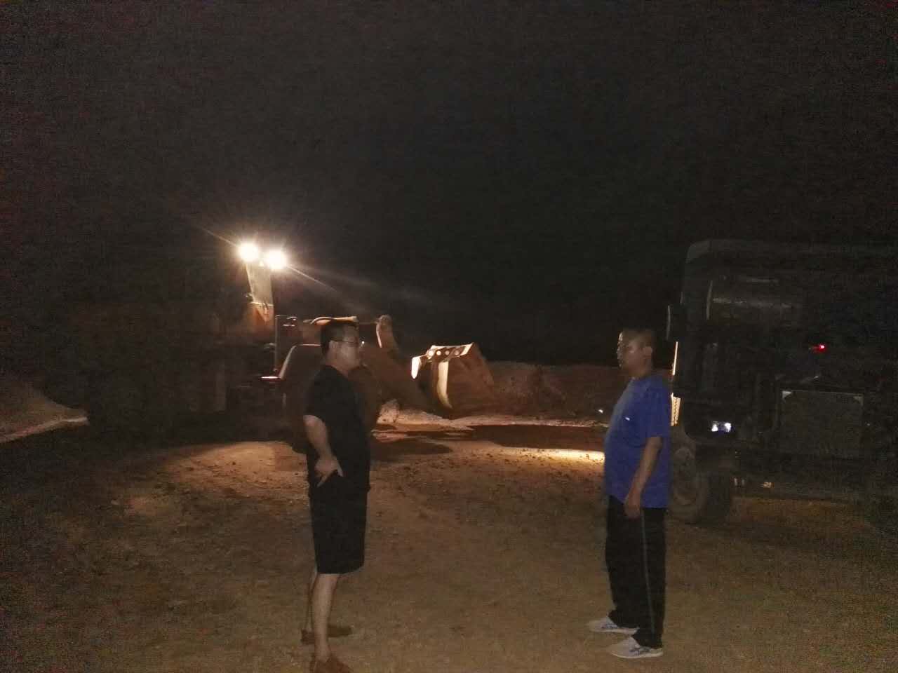 宋景立黑夜督导沙坑回填进度.jpg